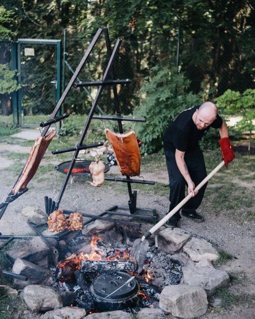 Tohle léto bylo ve znamení nových pracovních příležitostí a zkušeností. @cookordiecz.catering

První svatby za mnou a další přede mnou.
.
.
.
photo by: @tomasscz
#catering #svatba #ohen #asado #copkordiecz